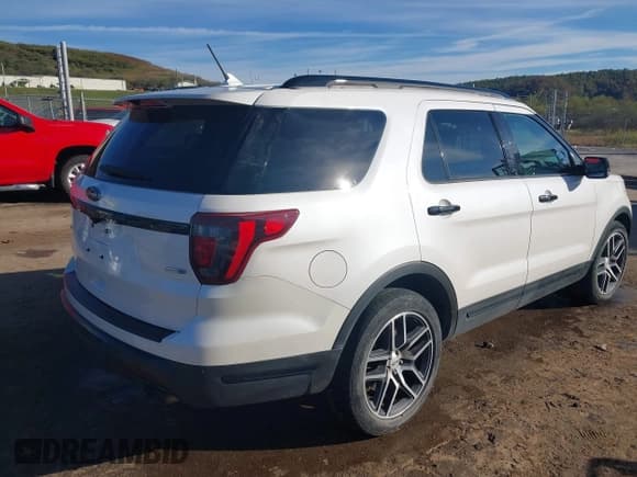 ✅ 2019 Ford Explorer Sport • VIN: 1FM5K8GT1KGA05969 • Lot: 43349852. Wystawiony na IAAI z przebiegiem 67 295 mil. Bezpłatny archiwum sprzedaży aukcyjnych z USA i szczegółowy raport historii pojazdu na DreamBid. Zdjęcie 4.