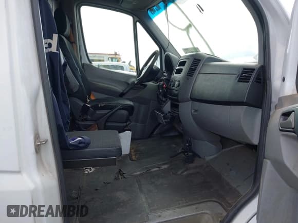 ✅ 2014 Mercedes-Benz Sprinter • VIN: WD3PE8DE3E5894049 • Лот: 42578442. Опубликован ранее на IAAI с пробегом 412 123 миль. Бесплатный доступ к архиву аукционных продаж из США и подробный отчёт об истории автомобиля на DreamBid. Изображение 5.