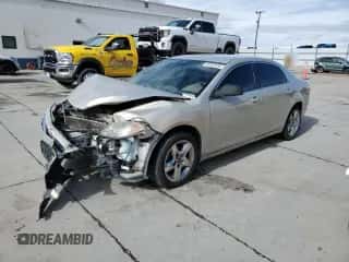 2010 Chevrolet Malibu 1LT z VIN 1G1ZC5EBXAF175496, wystawiony jako Copart lot #82523235 z przebiegiem 128 937 mil mil oraz Szkoda całkowita • Salvage title. Historia ofert i sprzedaży dostępna na DreamBid. Obrazek 1.