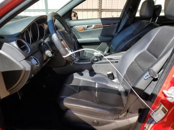 ✅ 2012 Mercedes-Benz C 300 Sport • VIN: WDDGF8BB8CA598014 • Лот: 92347225. Опубликован ранее на Copart с пробегом 165 258 миль. Бесплатный доступ к архиву аукционных продаж из США и подробный отчёт об истории автомобиля на DreamBid. Изображение 7.