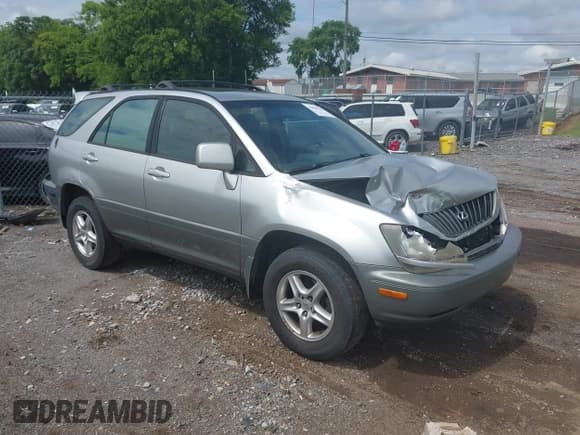 ✅ 2000 Lexus RX 300 • VIN: JT6HF10U2Y0146381 • Lot: 42698227. Listed on IAAI with 323,952 mi. Free auction sales archive from the USA and detailed vehicle history report at DreamBid. Image 1.