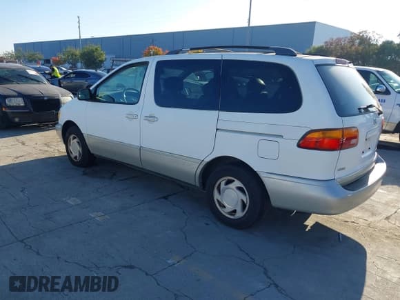 ✅ 2000 Toyota Sienna LE • VIN: 4T3ZF13C8YU301558 • Lot: 43900533. Listed on IAAI with 241,379 mi. Free auction sales archive from the USA and detailed vehicle history report at DreamBid. Image 3.