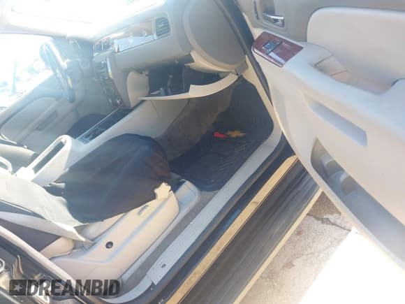 ✅ 2012 Chevrolet Tahoe LT • VIN: 1GNSCBE09CR159627 • Lot: 43786522. Wystawiony na IAAI z przebiegiem 271 329 mil. Bezpłatny archiwum sprzedaży aukcyjnych z USA i szczegółowy raport historii pojazdu na DreamBid. Zdjęcie 5.