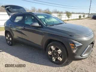 2025 Hyundai Kona SEL with VIN KM8HBCAB2SU215403, listed as a Copart auction lot 44736575 with 3,195 mi miles and Clean title. Bid and sale history available at DreamBid. Image 4.