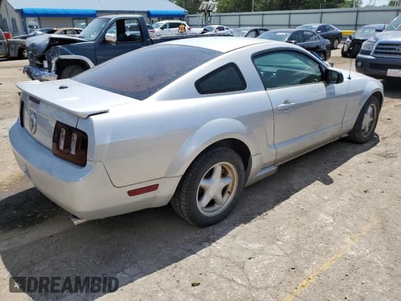 ✅ 2007 Ford Mustang Deluxe • VIN: 1ZVFT80N175326024 • Lot: 63928725. Listed on Copart with 178,146 mi. Free auction sales archive from the USA and detailed vehicle history report at DreamBid. Image 3.