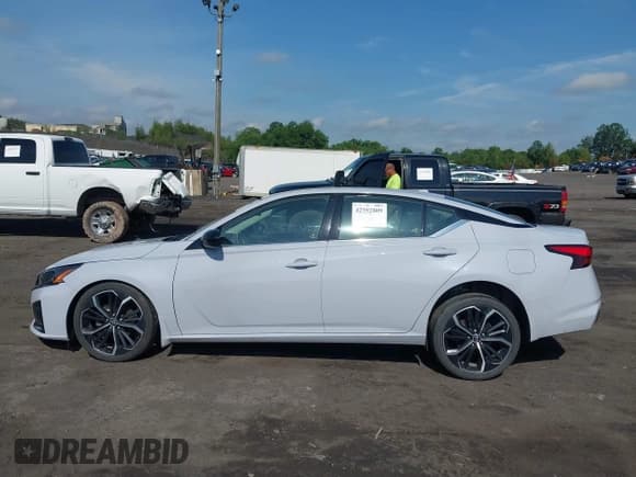 ✅ 2023 Nissan Altima SR • VIN: 1N4BL4CW6PN328324 • Lot: 42592809. Wystawiony na IAAI z przebiegiem 42 147 mil. Bezpłatny archiwum sprzedaży aukcyjnych z USA i szczegółowy raport historii pojazdu na DreamBid. Zdjęcie 14.