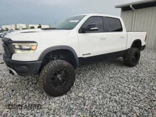 2019 Ram 1500 Rebel z VIN 1C6SRFLT2KN899920, wystawiony jako Copart lot #61851335 z przebiegiem 139 544 mil mil oraz Szkoda całkowita • Salvage title. Historia ofert i sprzedaży dostępna na DreamBid. Obrazek 1.