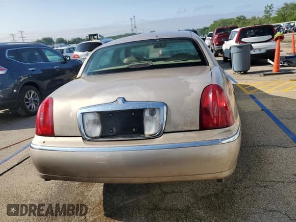 ✅ 1998 Lincoln Town Car Signature • VIN: 1LNFM82W7WY614094 • Lot: 59792735. Listed on Copart with 183,045 mi. Free auction sales archive from the USA and detailed vehicle history report at DreamBid. Image 6.