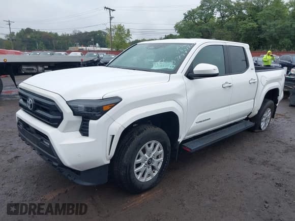 ✅ 2024 Toyota Tacoma SR5 • VIN: 3TYLB5JN6RT007094 • Lot: 43304161. Wystawiony na IAAI z przebiegiem 16 824 mil. Bezpłatny archiwum sprzedaży aukcyjnych z USA i szczegółowy raport historii pojazdu na DreamBid. Zdjęcie 18.