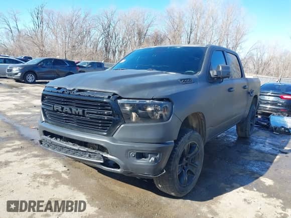 2020 Ram 1500 Big Horn z VIN 1C6SRFFT9LN102575, wystawiony jako IAAI lot #41429697 z przebiegiem 22 mil mil oraz . Historia ofert i sprzedaży dostępna na DreamBid. Obrazek 2.
