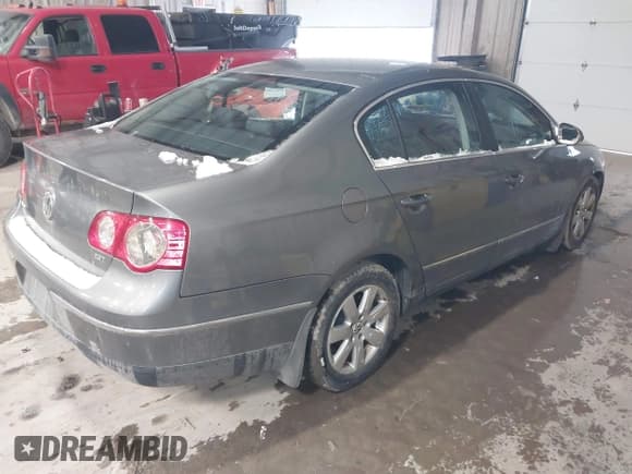 ✅ 2008 Volkswagen Passat Turbo • VIN: WVWJK73C68P025596 • Lot: 43804721. Listed on IAAI with 109,725 mi. Free auction sales archive from the USA and detailed vehicle history report at DreamBid. Image 4.