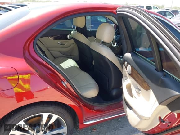 ✅ 2016 Mercedes-Benz C 300 • VIN: WDDWF4JB4GR166226 • Lot: 42782220. Wystawiony na IAAI z przebiegiem 66 239 mil. Bezpłatny archiwum sprzedaży aukcyjnych z USA i szczegółowy raport historii pojazdu na DreamBid. Zdjęcie 8.