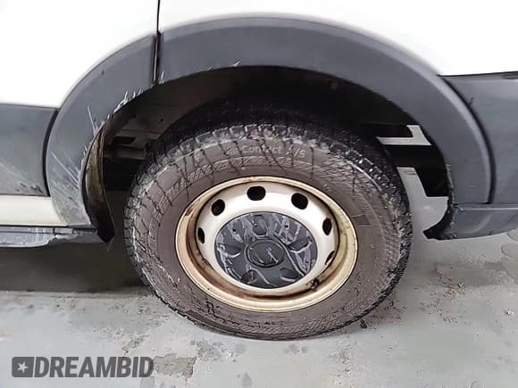 ✅ 2019 Ford Transit Cargo • VIN: 1FTYR2YM4KKA85623 • Lot: 43943597. Wystawiony na IAAI z przebiegiem 97 589 mil. Bezpłatny archiwum sprzedaży aukcyjnych z USA i szczegółowy raport historii pojazdu na DreamBid. Zdjęcie 8.