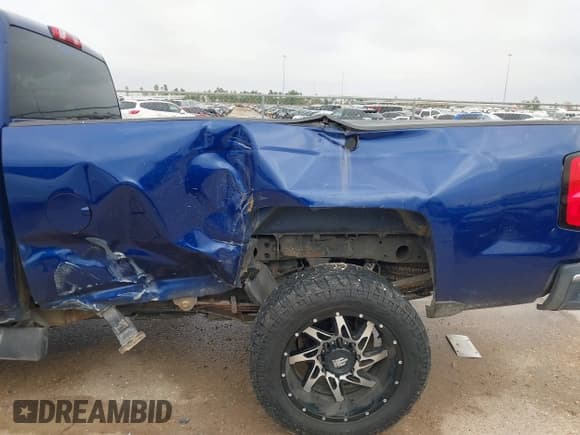 ✅ 2015 Chevrolet Silverado 2500HD Work Truck • VIN: 1GC0CUEG0FZ105243 • Lot: 41379638. Wystawiony na IAAI z przebiegiem 206 104 mil. Bezpłatny archiwum sprzedaży aukcyjnych z USA i szczegółowy raport historii pojazdu na DreamBid. Zdjęcie 18.