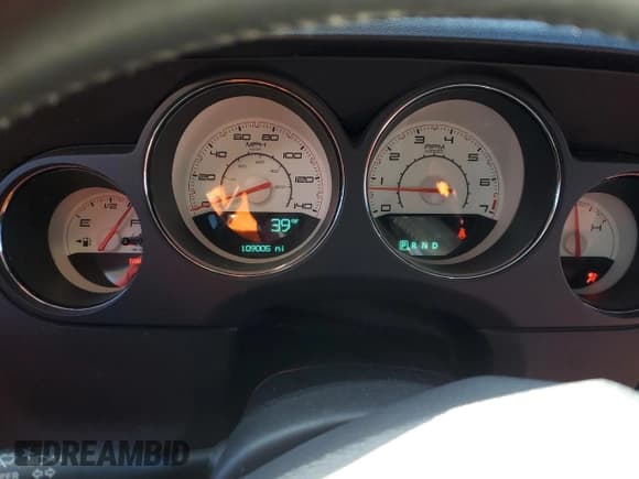 ✅ 2013 Dodge Challenger SXT • VIN: 2C3CDYAGXDH595537 • Lot: 84115864. Wystawiony na Copart z przebiegiem 109 005 mil. Bezpłatny archiwum sprzedaży aukcyjnych z USA i szczegółowy raport historii pojazdu na DreamBid. Zdjęcie 9.