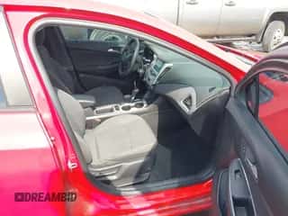 2018 Chevrolet Cruze LS z VIN 1G1BC5SM8J7238399, wystawiony jako IAAI lot #43349933 z przebiegiem 95 140 mil mil oraz . Historia ofert i sprzedaży dostępna na DreamBid. Obrazek 5.