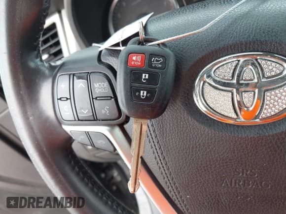 ✅ 2018 Toyota Highlander LE • VIN: 5TDZZRFH6JS266622 • Lot: 43709530. Listed on IAAI with 106,909 mi. Free auction sales archive from the USA and detailed vehicle history report at DreamBid. Image 11.