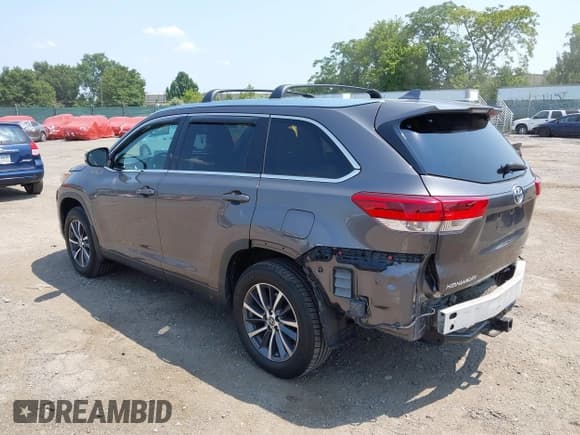 ✅ 2017 Toyota Highlander XLE • VIN: 5TDJZRFH9HS509332 • Lot: 42845718. Wystawiony na IAAI z przebiegiem 113 462 mil. Bezpłatny archiwum sprzedaży aukcyjnych z USA i szczegółowy raport historii pojazdu na DreamBid. Zdjęcie 3.