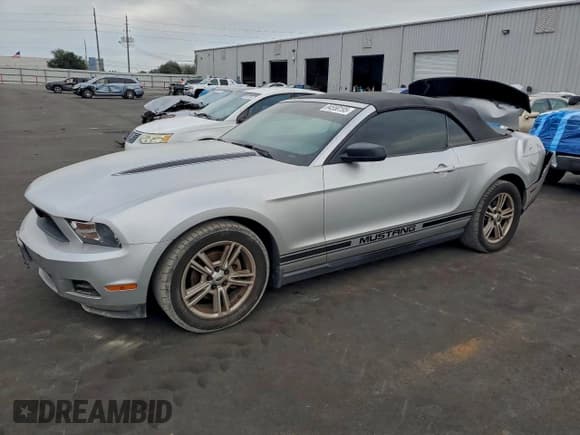 ✅ 2010 Ford Mustang V6 • VIN: 1ZVBP8EN8A5113414 • Лот: 94558195. Опубликован ранее на Copart с пробегом 132 819 миль. Бесплатный доступ к архиву аукционных продаж из США и подробный отчёт об истории автомобиля на DreamBid. Изображение 1.