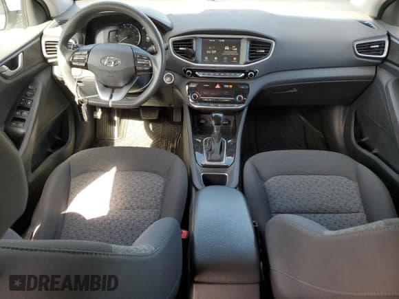 ✅ 2019 Hyundai Ioniq Blue • VIN: KMHC65LC8KU130906 • Lot: 47444155. Wystawiony na Copart z przebiegiem 89 868 mil. Bezpłatny archiwum sprzedaży aukcyjnych z USA i szczegółowy raport historii pojazdu na DreamBid. Zdjęcie 8.