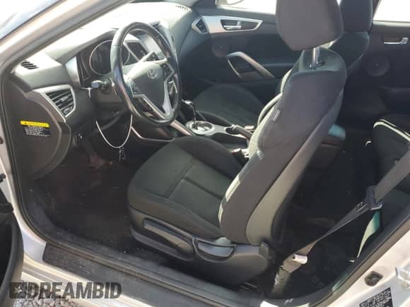 2017 Hyundai Veloster z VIN KMHTC6AD6HU313515, wystawiony jako Copart lot #67322364 z przebiegiem 52 208 mil mil oraz Szkoda całkowita • Salvage title. Historia ofert i sprzedaży dostępna na DreamBid. Obrazek 7.