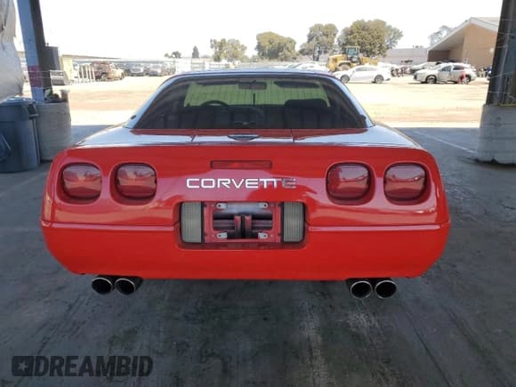 ✅ 1991 Chevrolet Corvette • VIN: 1G1YY2380M5114512 • Lot: 70955415. Wystawiony na Copart z przebiegiem Nie podano. Bezpłatny archiwum sprzedaży aukcyjnych z USA i szczegółowy raport historii pojazdu na DreamBid. Zdjęcie 6.