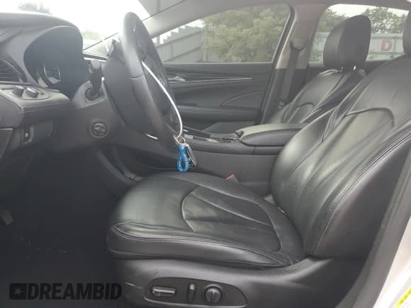 ✅ 2018 Buick LaCrosse Essence • VIN: 1G4ZP5SS2JU130074 • Lot: 68501695. Wystawiony na Copart z przebiegiem 79 291 mil. Bezpłatny archiwum sprzedaży aukcyjnych z USA i szczegółowy raport historii pojazdu na DreamBid. Zdjęcie 7.