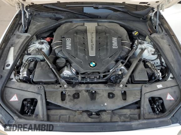 ✅ 2014 BMW 5 Series 550i • VIN: WBAKN9C52ED681717 • Lot: 68721205. Wystawiony na Copart z przebiegiem 112 197 mil. Bezpłatny archiwum sprzedaży aukcyjnych z USA i szczegółowy raport historii pojazdu na DreamBid. Zdjęcie 11.