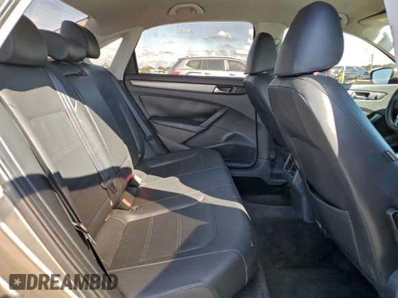 ✅ 2015 Volkswagen Passat SE • VIN: 1VWBS7A37FC015992 • Лот: 93832365. Опубликован ранее на Copart с пробегом 111 659 миль. Бесплатный доступ к архиву аукционных продаж из США и подробный отчёт об истории автомобиля на DreamBid. Изображение 10.