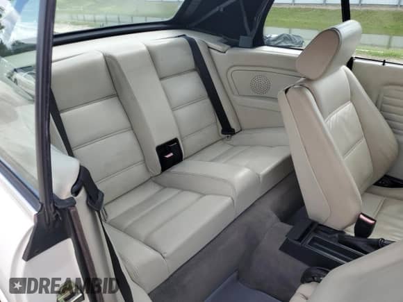 1992 BMW 3 Series z VIN WBABB231XNEC27838, wystawiony jako Copart lot #60816395 z przebiegiem 56 159 mil mil oraz Szkoda całkowita • Salvage title. Historia ofert i sprzedaży dostępna na DreamBid. Obrazek 10.