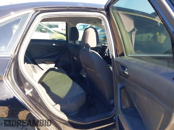 ✅ 2020 Volkswagen Jetta S • VIN: 3VWCB7BU8LM046531 • Lot: 43579733. Wystawiony na IAAI z przebiegiem 52 219 mil. Bezpłatny archiwum sprzedaży aukcyjnych z USA i szczegółowy raport historii pojazdu na DreamBid. Zdjęcie 8.