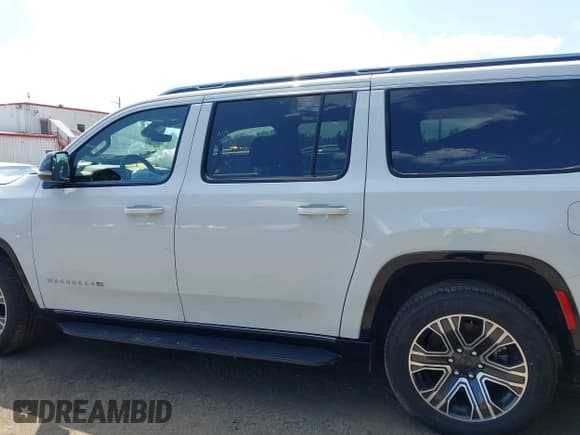 ✅ 2024 Jeep Wagoneer Series II • VIN: 1C4SJSBPXRS181928 • Lot: 42554588. Listed on IAAI with 25,518 mi. Free auction sales archive from the USA and detailed vehicle history report at DreamBid. Image 14.