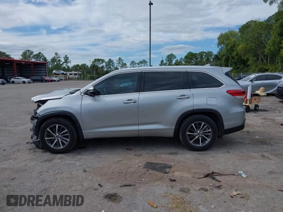 ✅ 2018 Toyota Highlander SE • VIN: 5TDJZRFH1JS817410 • Lot: 43616481. Listed on IAAI with 103,733 mi. Free auction sales archive from the USA and detailed vehicle history report at DreamBid. Image 15.