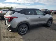 ✅ 2025 Kia Seltos LX • VIN: KNDEPCAA9S7823952 • Lot: 86480815. Wystawiony na Copart z przebiegiem 1 419 mil. Bezpłatny archiwum sprzedaży aukcyjnych z USA i szczegółowy raport historii pojazdu na DreamBid. Zdjęcie 3.