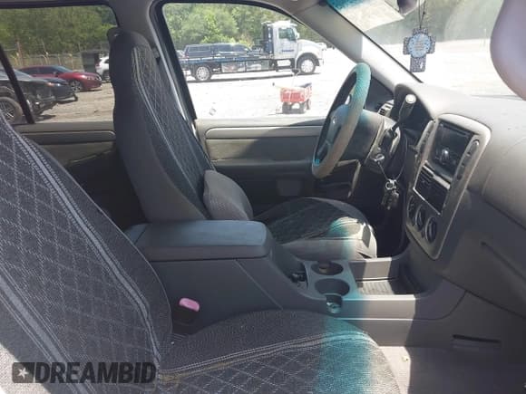 ✅ 2004 Ford Explorer XLT • VIN: 1FMZU63K04ZA16160 • Lot: 42272905. Listed on IAAI with 143,513 mi. Free auction sales archive from the USA and detailed vehicle history report at DreamBid. Image 5.