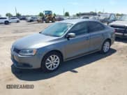 ✅ 2011 Volkswagen Jetta SE • VIN: 3VWDZ7AJ6BM392678 • Lot: 42828544. Wystawiony na IAAI z przebiegiem 128 706 mil. Bezpłatny archiwum sprzedaży aukcyjnych z USA i szczegółowy raport historii pojazdu na DreamBid. Zdjęcie 2.