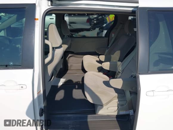 ✅ 2020 Toyota Sienna LE Auto Access Seat • VIN: 5TDKZ3DC5LS048258 • Лот: 42944042. Опубликован ранее на IAAI с пробегом 85 389 миль. Бесплатный доступ к архиву аукционных продаж из США и подробный отчёт об истории автомобиля на DreamBid. Изображение 8.