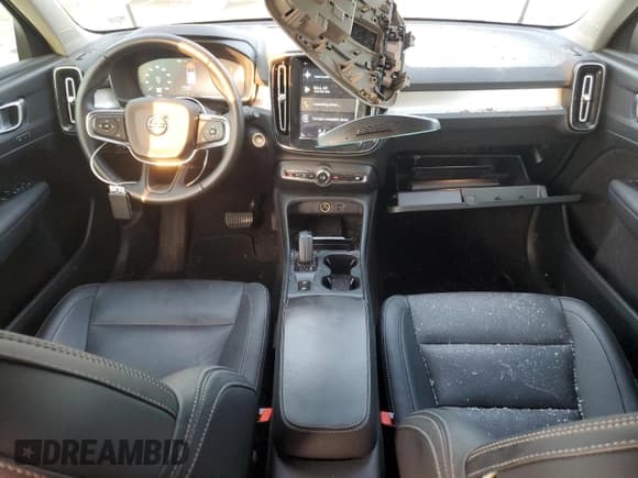 ✅ 2020 Volvo XC40 Momentum • VIN: YV4AC2HK2L2334758 • Лот: 65460155. Опубликован ранее на Copart с пробегом 31 403 миль. Бесплатный доступ к архиву аукционных продаж из США и подробный отчёт об истории автомобиля на DreamBid. Изображение 8.