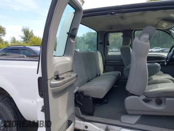 ✅ 2004 Ford F-250 XL • VIN: 3FTNX21L94MA02841 • Lot: 43106669. Wystawiony na IAAI z przebiegiem 117 109 mil. Bezpłatny archiwum sprzedaży aukcyjnych z USA i szczegółowy raport historii pojazdu na DreamBid. Zdjęcie 8.