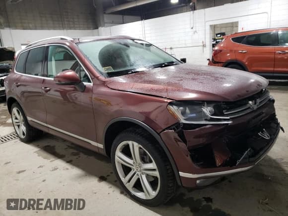 ✅ 2017 Volkswagen Touareg Executive • VIN: WVGGF7BP5HD001497 • Lot: 39641554. Listed on Copart with 81,525 mi. Free auction sales archive from the USA and detailed vehicle history report at DreamBid. Image 4.