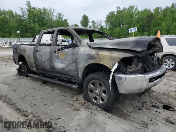 ✅ 2018 Ram 3500 SLT • VIN: 3C63R3DLXJG141770 • Lot: 56014885. Wystawiony na Copart z przebiegiem Nie podano. Bezpłatny archiwum sprzedaży aukcyjnych z USA i szczegółowy raport historii pojazdu na DreamBid. Zdjęcie 4.