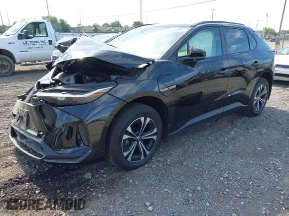 ✅ 2023 Toyota bZ4X XLE • VIN: JTMABACA4PA013900 • Лот: 43239657. Опубликован ранее на IAAI с пробегом 30 517 миль. Бесплатный доступ к архиву аукционных продаж из США и подробный отчёт об истории автомобиля на DreamBid. Изображение 2.