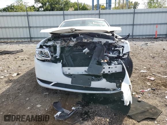 ✅ 2018 Chrysler 300 Touring • VIN: 2C3CCARG0JH324707 • Lot: 81982275. Wystawiony na Copart z przebiegiem 107 613 mil. Bezpłatny archiwum sprzedaży aukcyjnych z USA i szczegółowy raport historii pojazdu na DreamBid. Zdjęcie 5.