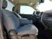 2017 Ram 1500 Tradesman z VIN 3C6JR6AT7HG797058, wystawiony jako Copart lot #51237615 z przebiegiem 141 384 mil mil oraz Szkoda całkowita • Salvage title. Historia ofert i sprzedaży dostępna na DreamBid. Obrazek 10.