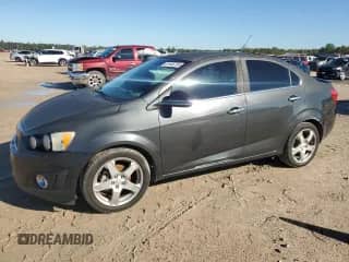 2014 Chevrolet Sonic LTZ с VIN 1G1JE5SG4E4126609, выставлен на аукционе Copart как лот 81645734 с пробегом 215 941 миль миль и Чистый • Clean title. История ставок и продаж доступна на DreamBid. Изображение 1.