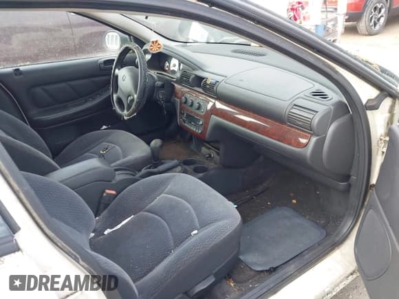 ✅ 2001 Dodge Stratus SE • VIN: 1B3EJ46U71N508234 • Lot: 43565470. Wystawiony na IAAI z przebiegiem 64 909 mil. Bezpłatny archiwum sprzedaży aukcyjnych z USA i szczegółowy raport historii pojazdu na DreamBid. Zdjęcie 5.