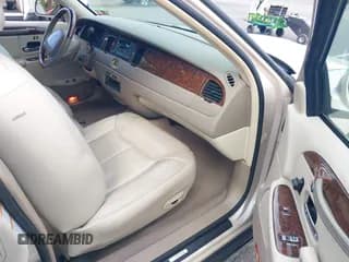 ✅ 2001 Lincoln Town Car Cartier • VIN: 1LNHM83W01Y728728 • Lot: 42318036. Wystawiony na IAAI z przebiegiem 129 136 mil. Bezpłatny archiwum sprzedaży aukcyjnych z USA i szczegółowy raport historii pojazdu na DreamBid. Zdjęcie 5.