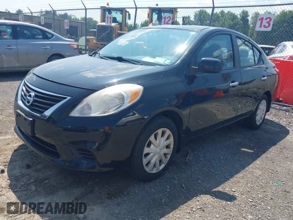 ✅ 2013 Nissan Versa S Plus • VIN: 3N1CN7AP1DL842537 • Lot: 42734742. Wystawiony na IAAI z przebiegiem 138 908 mil. Bezpłatny archiwum sprzedaży aukcyjnych z USA i szczegółowy raport historii pojazdu na DreamBid. Zdjęcie 2.