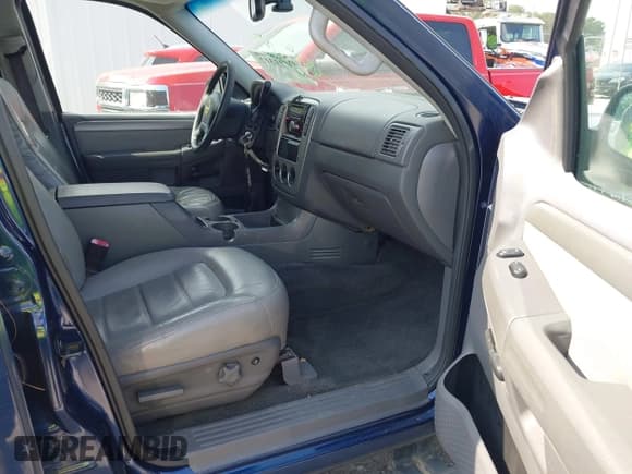 ✅ 2005 Ford Explorer XLT • VIN: 1FMZU73E15UB00924 • Лот: 41991317. Опубликован ранее на IAAI с пробегом 210 092 миль. Бесплатный доступ к архиву аукционных продаж из США и подробный отчёт об истории автомобиля на DreamBid. Изображение 5.