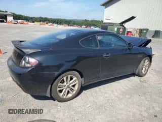 2008 Hyundai Tiburon GS с VIN KMHHM66D58U291261, выставлен на аукционе Copart как лот 66601515 с пробегом 121 376 миль миль и Списание • Salvage title. История ставок и продаж доступна на DreamBid. Изображение 3.